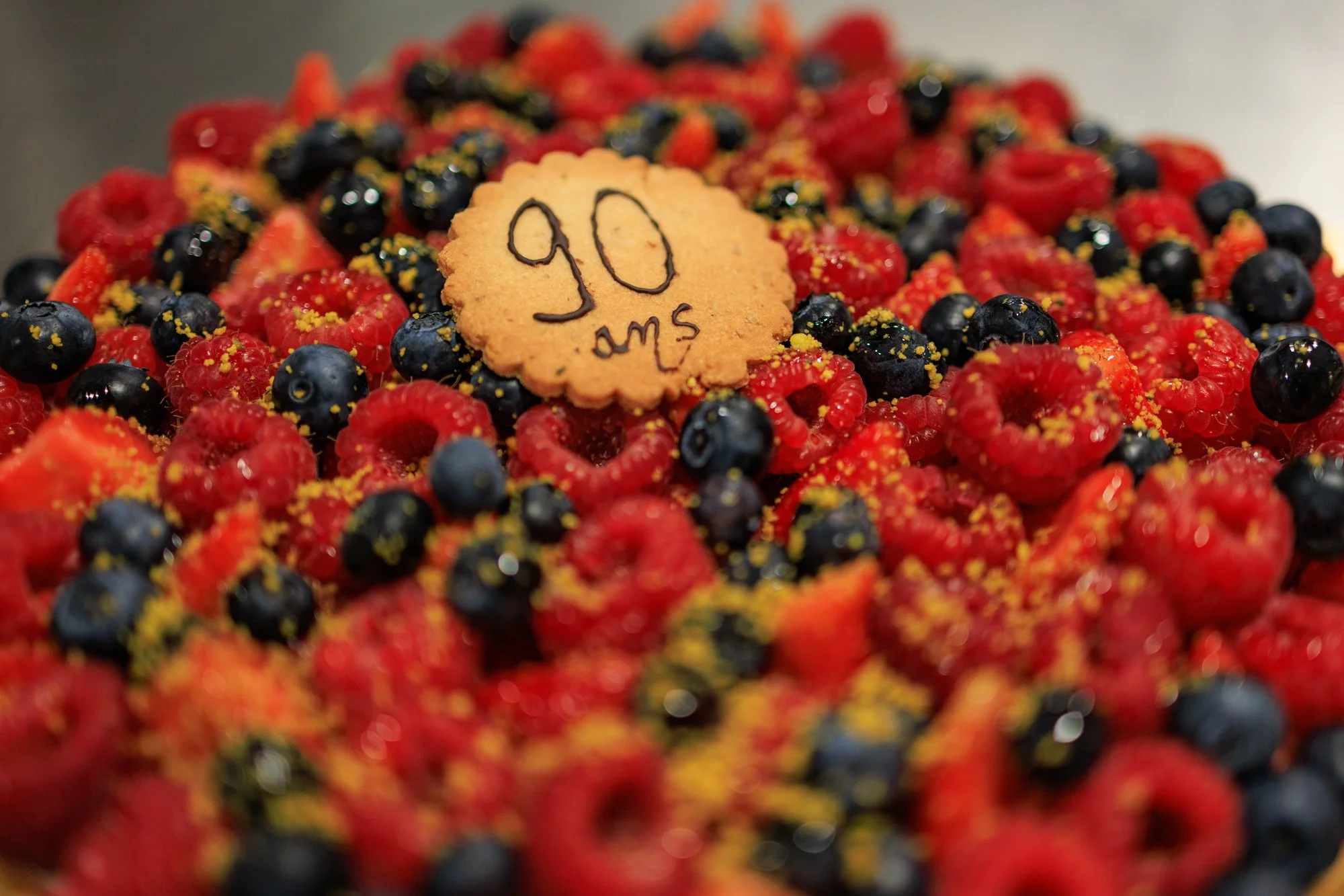 Tarte fruits rouges pour 10 personnes avec une plaque anniversaire en sablé pour 90 ans