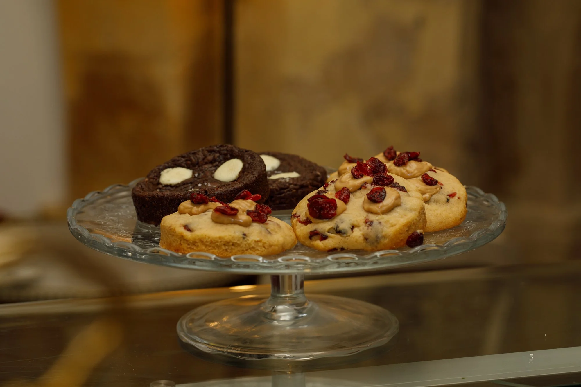 Cookies chocolat et cookies beurre de cacahuète cranberries en vitrine de la pâtisserie Chez Apolline