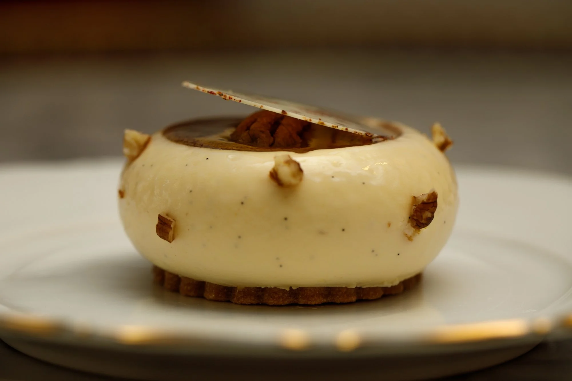 Entremet Le Tahiti avec mousse vanille, praliné pécan, pâtisserie haut de gamme Chez Apolline au centre-ville de Montpellier