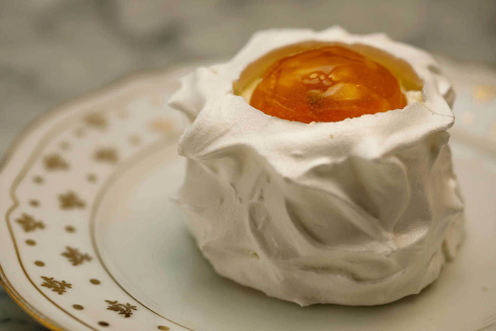 Pavlova meringué au confit de mangue et passion Chez Apolline Montpellier Écusson