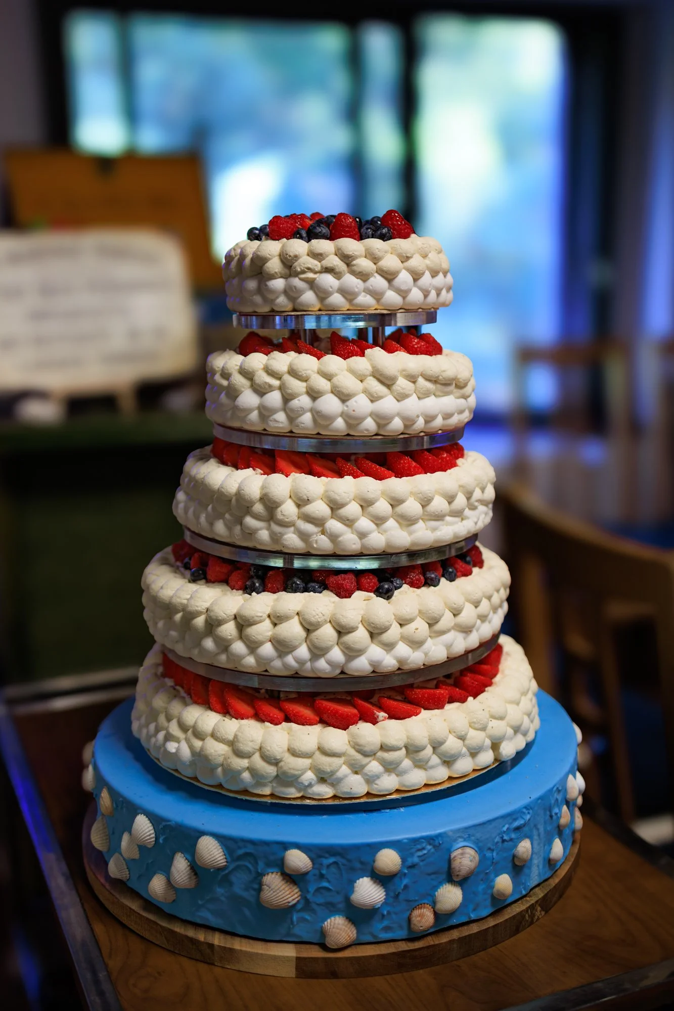 Pavlova aux fuits rouges de cinq étages pour un mariage 70 personnes dans l'Hérault