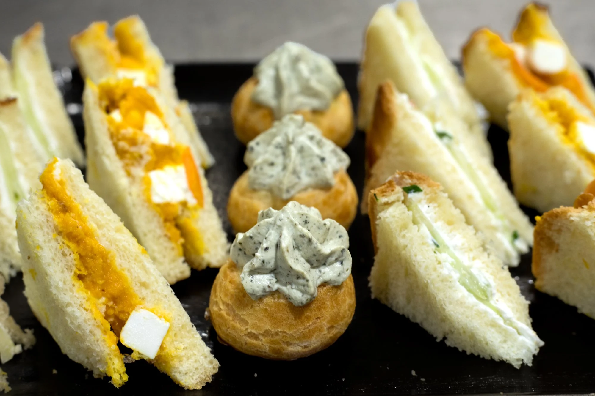 Plateau de mignardises salées pour un événement professionnel dans l'Ecusson à Montpellier fait par la pâtisserie Chez Apolline
