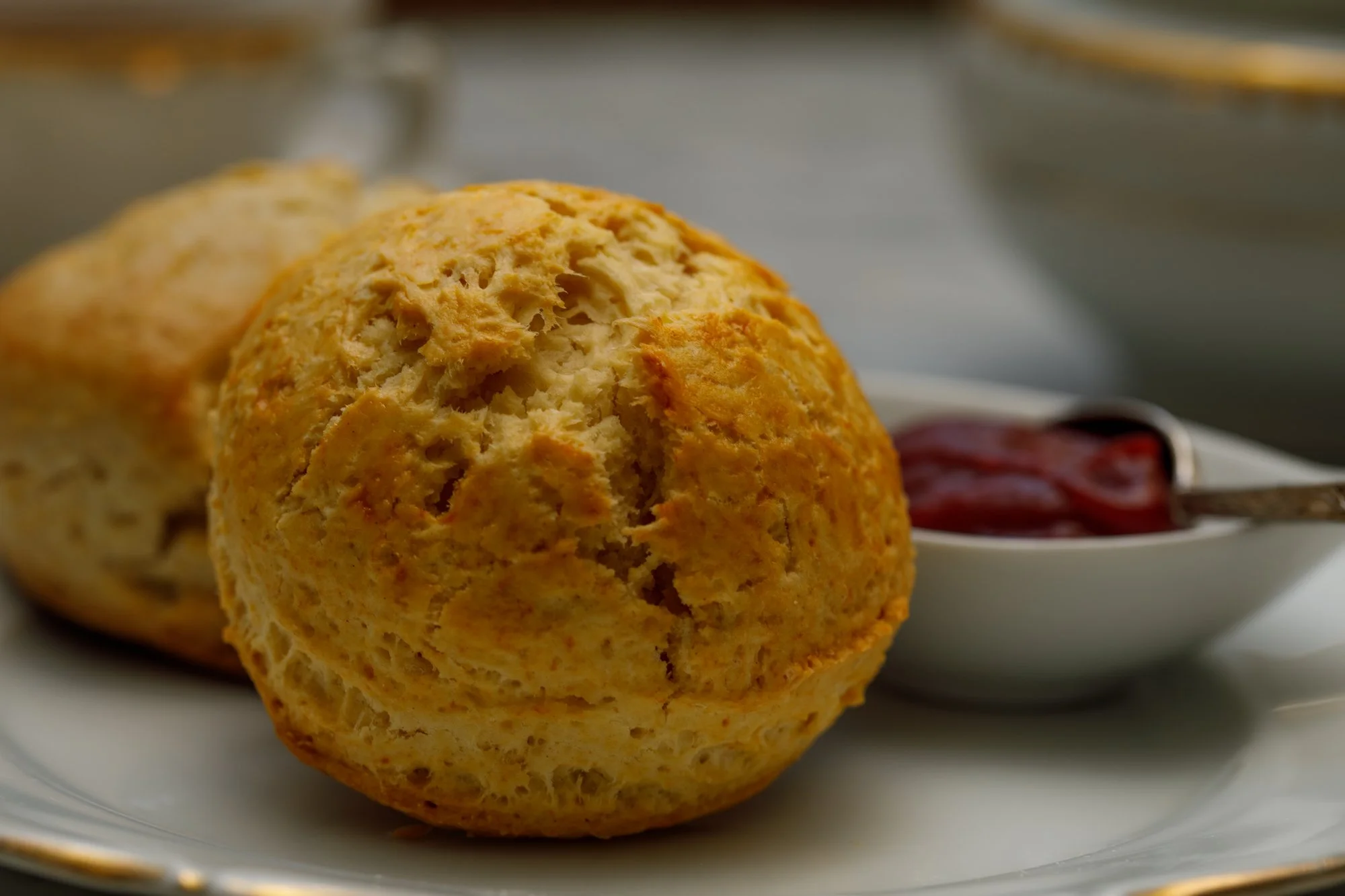 Scone anglais servit tiède et accompagné de compotée de framboise dans le salon de thé Chez Apolline à Montpellier