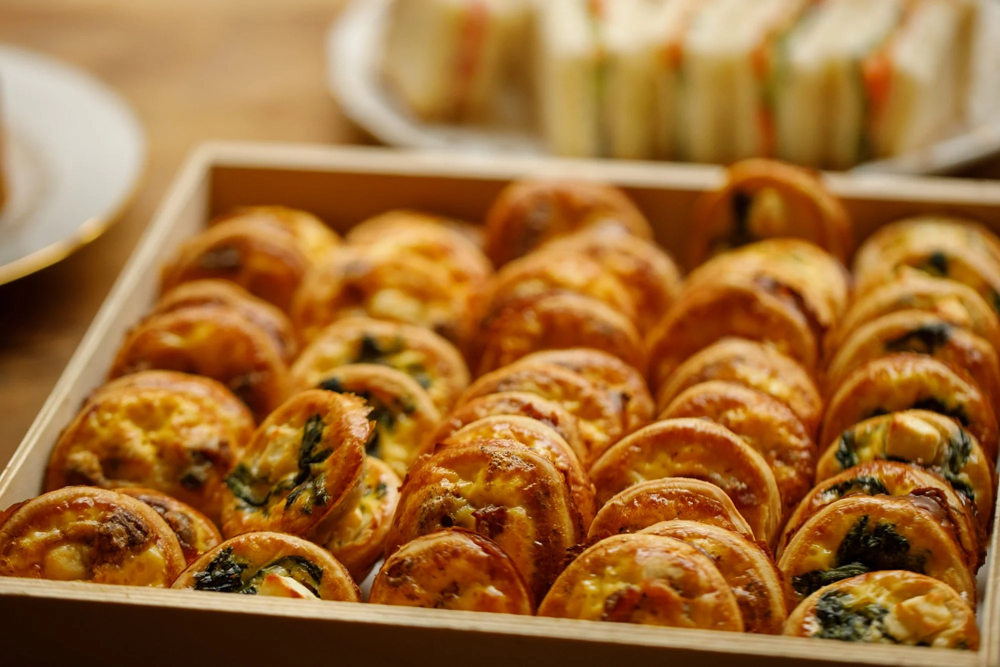 Plateau de minis quiches pour un événement professionnel au sein du salon de thé Chez Apolline au coeur de l'Ecusson à Montpellier