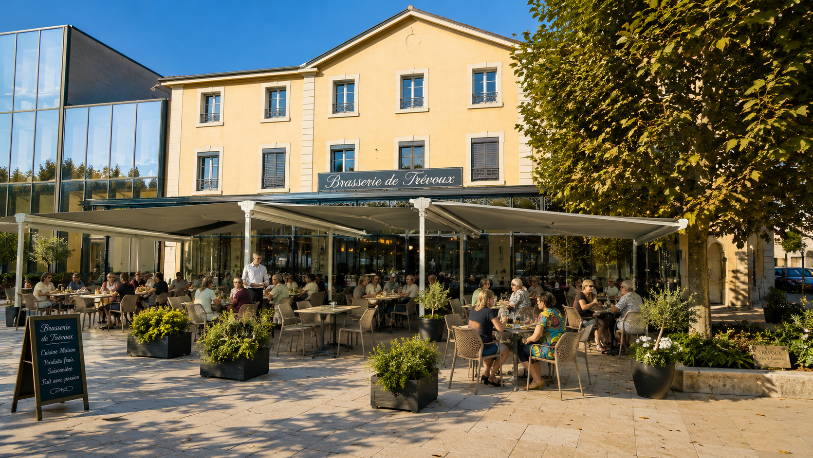Terrasse du restaurant en plein air de la Brasserie de Trévoux