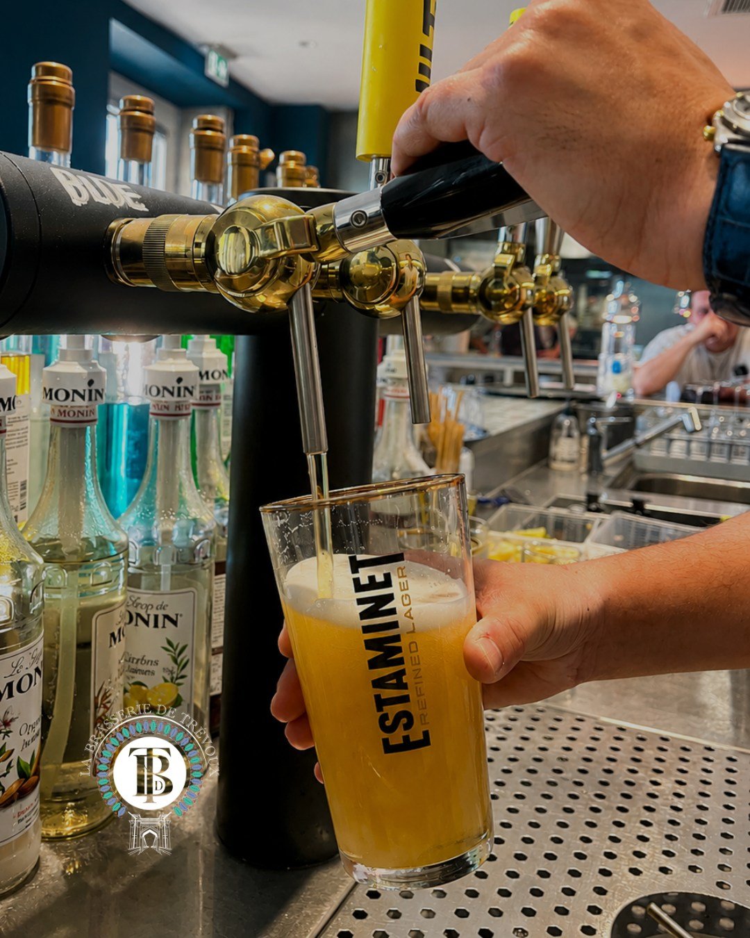 Une bi&egrave;re fra&icirc;che &ccedil;a vous dit ? 🍺✨ 
Notre Estaminet Refined Lager coule &agrave; flot au comptoir. Alors, rendez-vous &agrave; la Brasserie de Tr&eacute;voux pour la d&eacute;guster ! 🙌