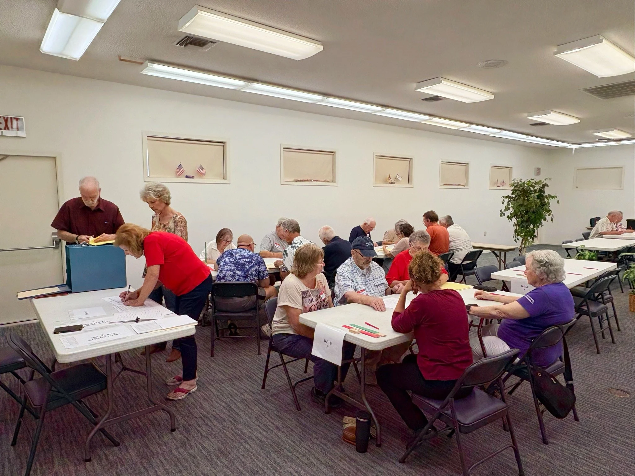 A large meeting room filled with Kerr County Hand Counters conducting hand count training.