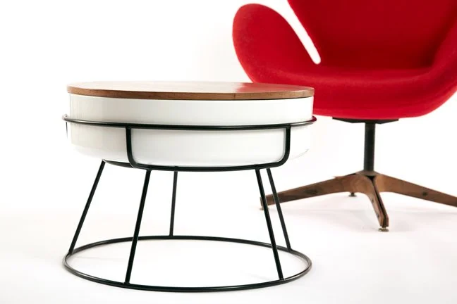 SJD-Taba-Blk_w_redchair-WEB.jpg