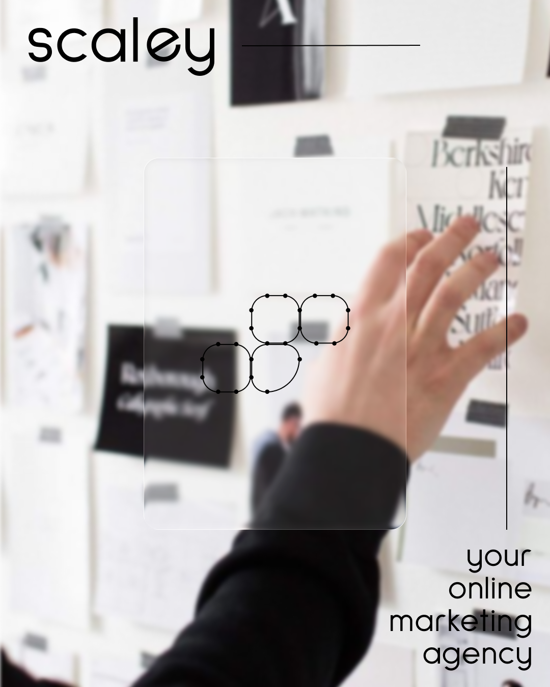 Image floue d'une personne touchant un tableau mural rempli de papiers et documents, avec le logo 'scaleY' en haut à gauche, et un texte indiquant 'your online marketing agency' en bas à droite.
