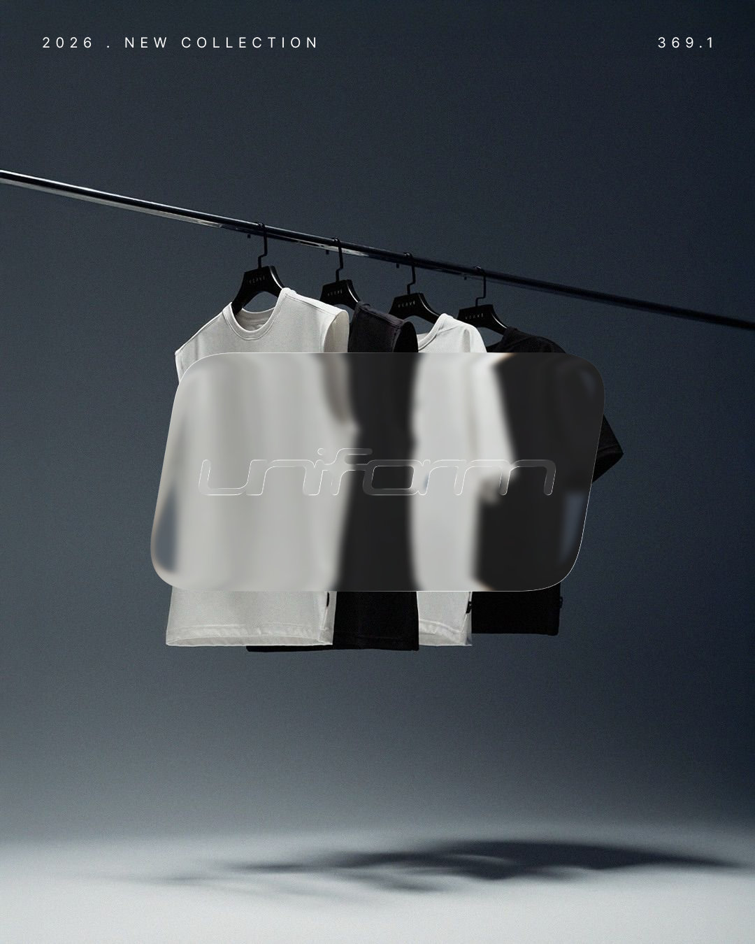 Vêtements blancs et noirs suspendus sur une corde avec un logo UFC sur une plaque en métal