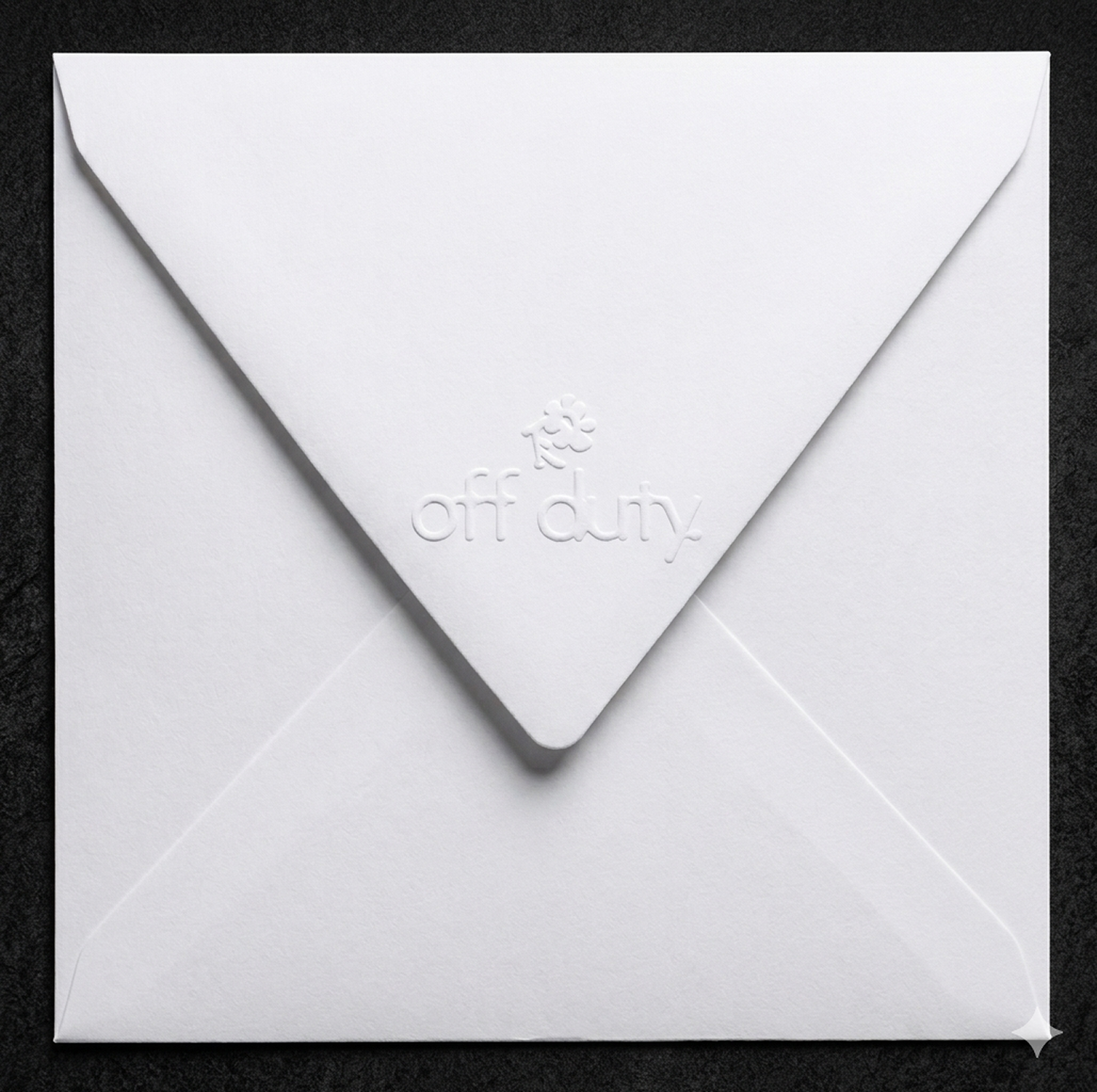 Une enveloppe blanche avec un cachet embossed 'off duty' et une petite illustration d'une personne se détendant.