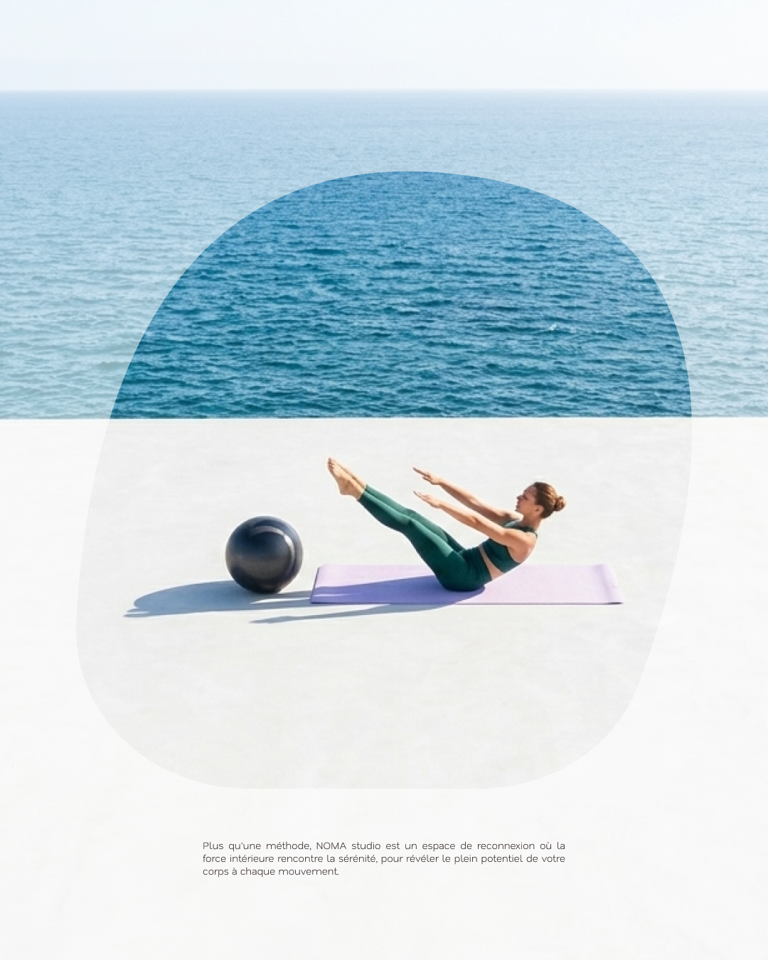 Photographie sereine d'une personne effectuant la pose du teaser du Pilates sur un tapis lilas face à la mer méditerranée, au studio NOMA Pilates. Un ballon noir est posé à ses côtés.