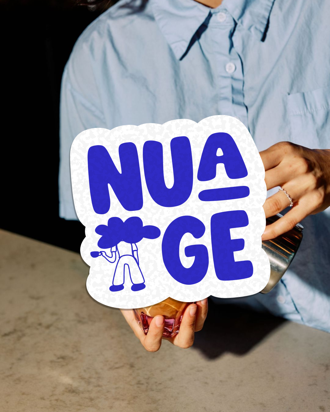 Un sticker au design ludique et texturé mettant en scène notre logo et notre personnage mascotte emblématique sur fond de préparation de café.
