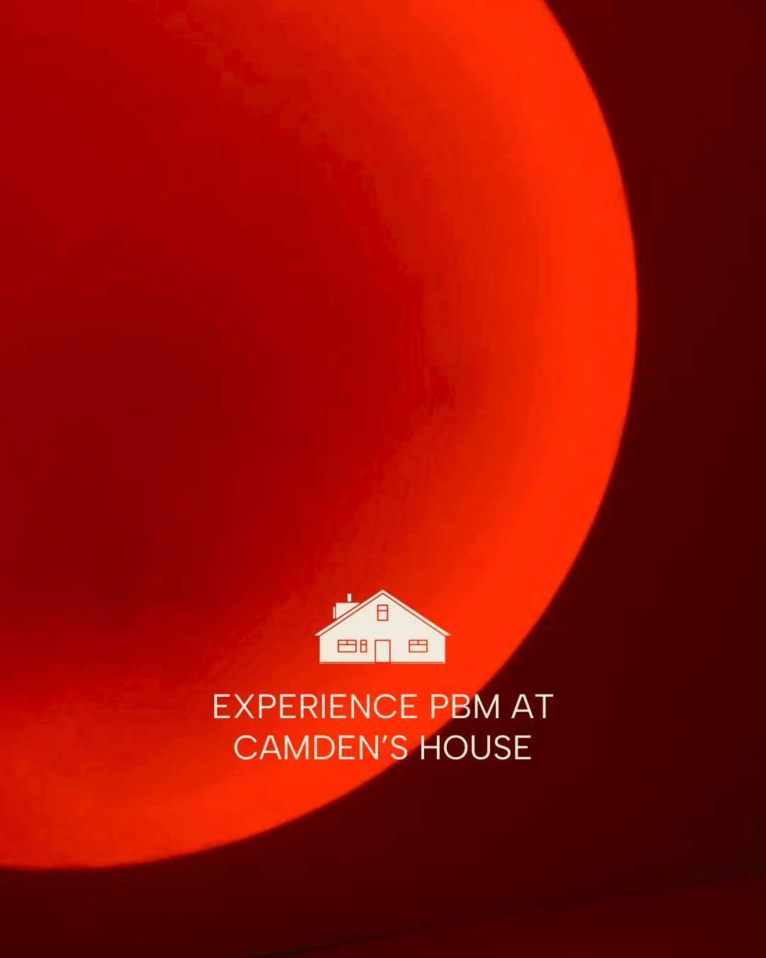 Une image avec un fond rouge et une illustration d'une maison blanche. Texte : « EXPÉRIENCE PBM À LA MAISON DE CAMDEN ».