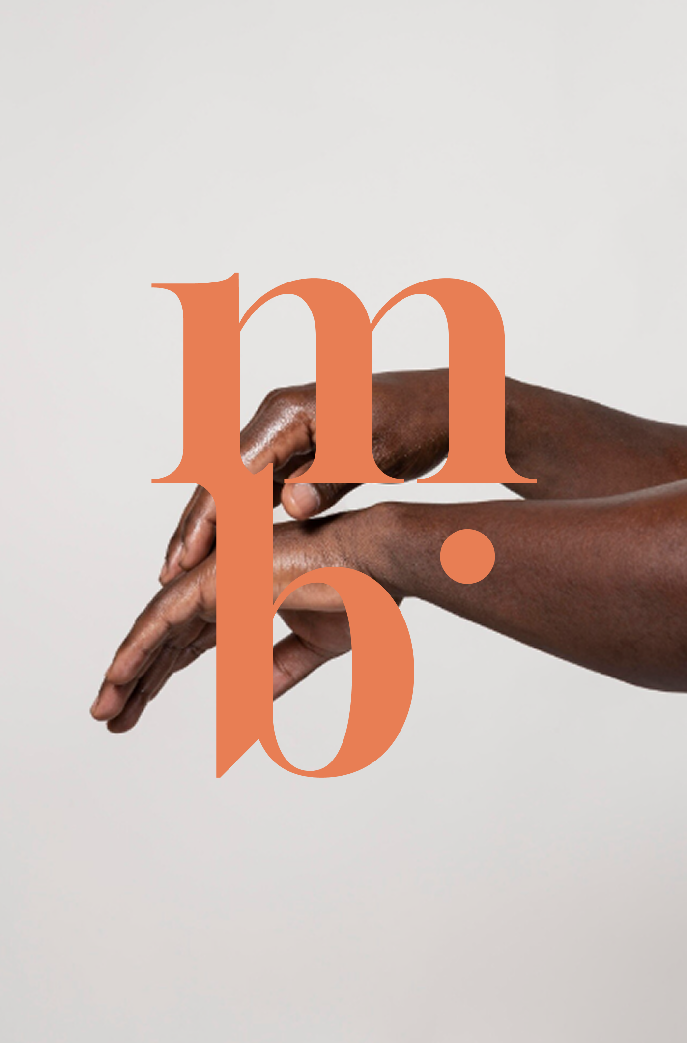 Deux mains noires croisées devant un fond blanc, avec une grande lettre orange 'm' en surimpression.