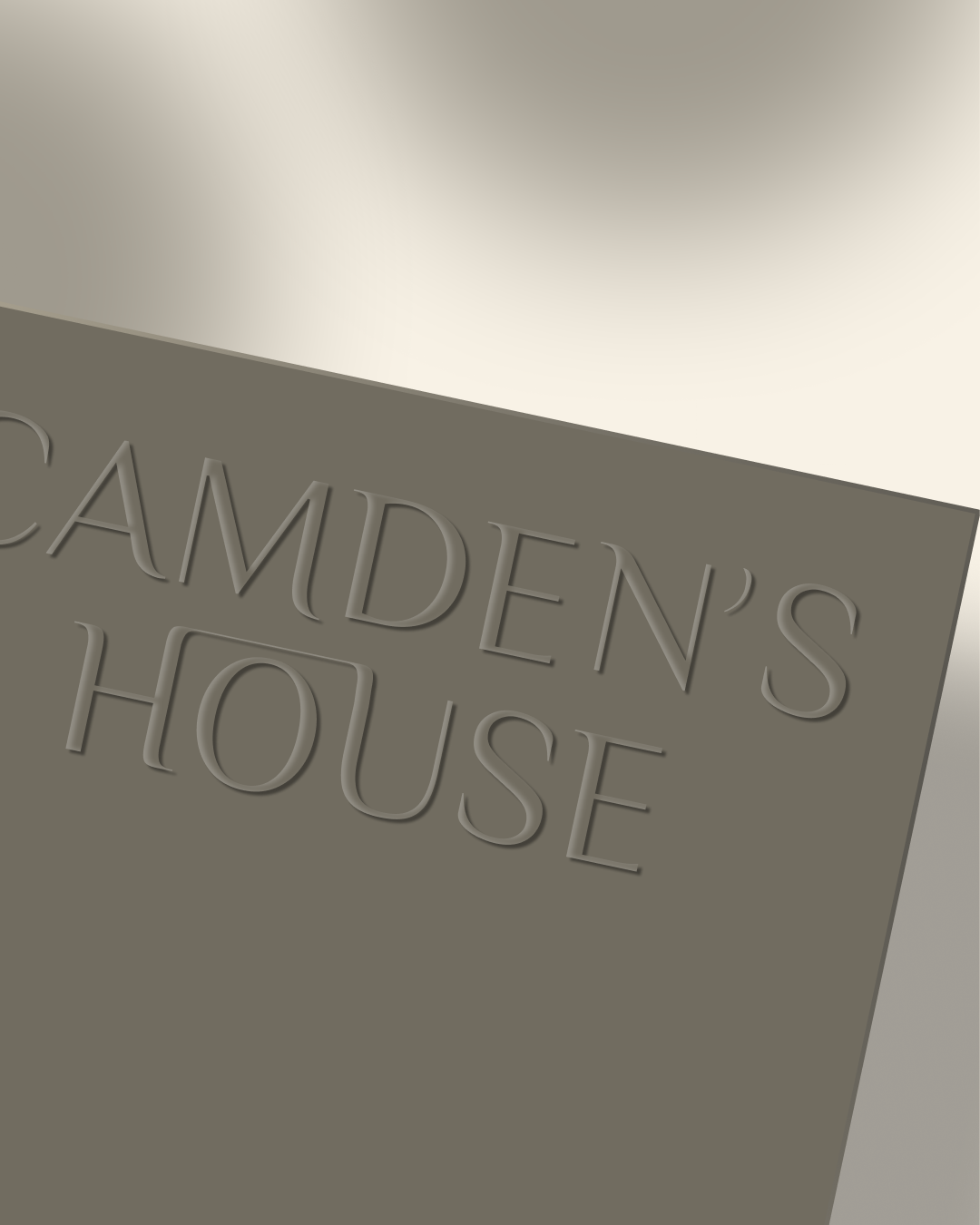 Plaque murale avec le texte "Camden's House" en relief.