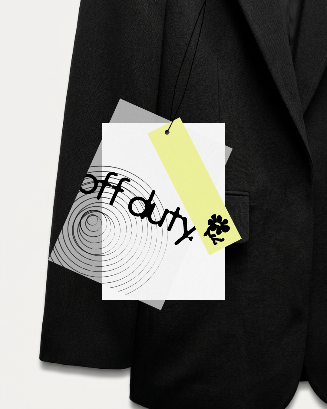 Costume noir avec étiquette de prix jaune accroché sur la manche, deux feuilles de papier, l'une avec le mot 'off duty' et un motif circulaire.