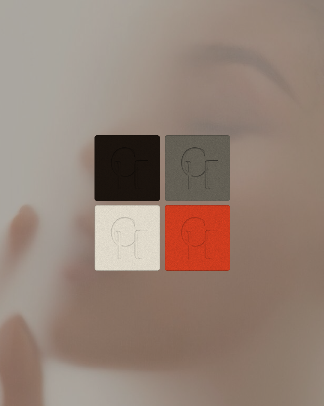 Quatre carrés colorés disposés en quatre rangées. Du haut vers le bas, un carré noir, un gris, un blanc et un rouge, tous portant une empreinte en creux d'un logo en forme de cercle avec une ligne traversante.