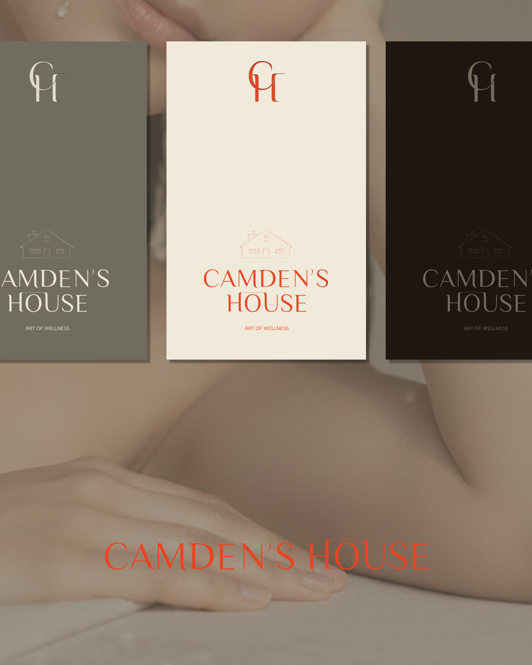 Trois brochures ou cartes de présentation pour une entreprise ou un lieu nommé "Camden's House" avec un fond flou montrant une partie d'un corps humain, probablement une poitrine et une main, et une pièce de peau nue en arrière-plan.