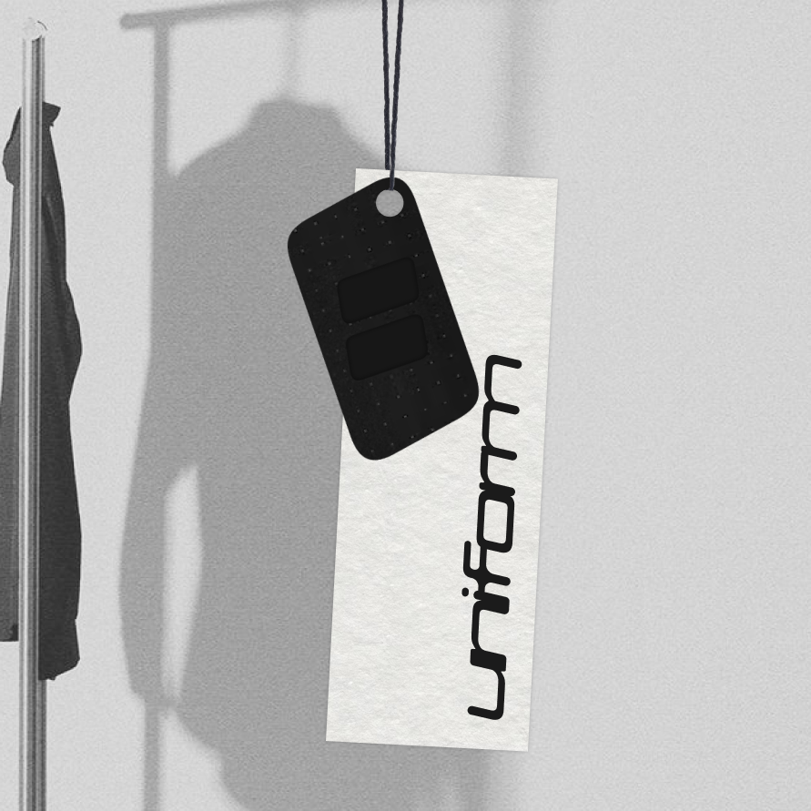 Collection d'objets de design minimaliste d'une marque appelée 'Uni Form', incluant une étiquette, une fiche descriptive, et des boîtes blanches avec le logo noir.
