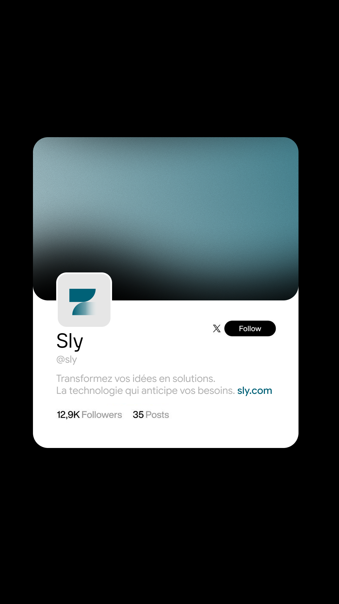 Capture d'écran d'un profil Twitter de Sly avec une image de couverture floue. La description indique que Sly est une personne qui transforme des idées en solutions, impliquant une technologie qui anticipe les besoins. Le profil montre 12,9K follower