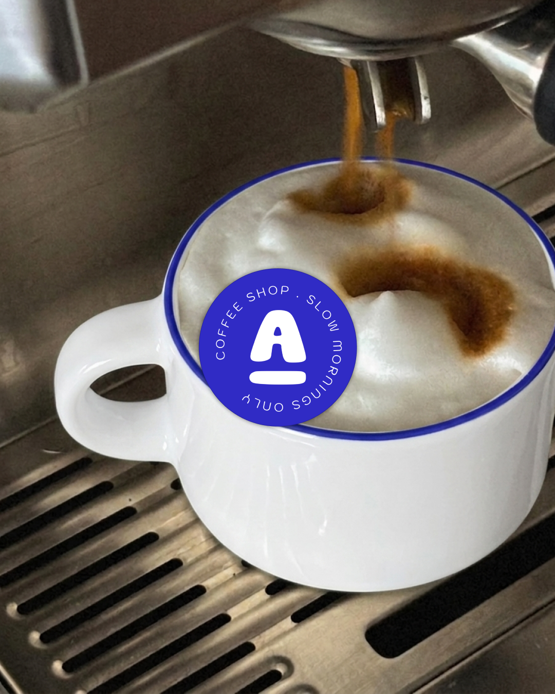 L'art de l'expresso chez Nuage : une mousse de lait onctueuse qui accueille notre café fraîchement extrait pour démarrer la journée en douceur.