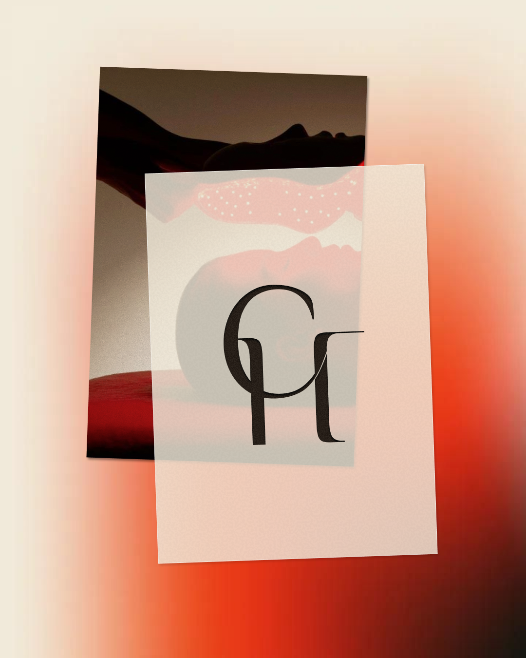 Une image artistique avec des lettres 'G' et 'F' en noir sur une surface fade, avec un arrière-plan flou et un dégradé de couleurs chaudes.