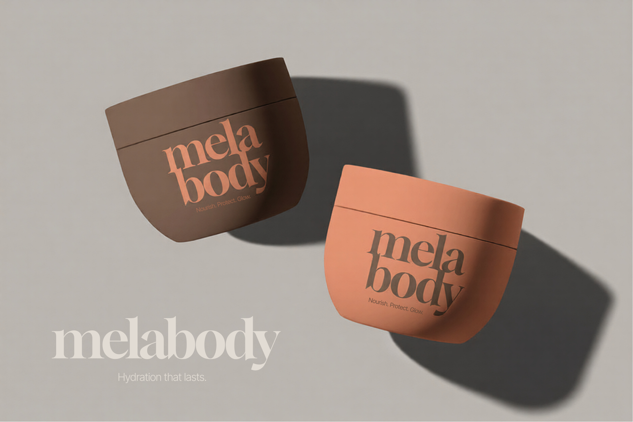 Deux boîtes de produits de soin pour le corps avec l'inscription « mela body », une boîte marron claire et une boîte rose pâle, placées sur une surface claire avec des ombres marquées.