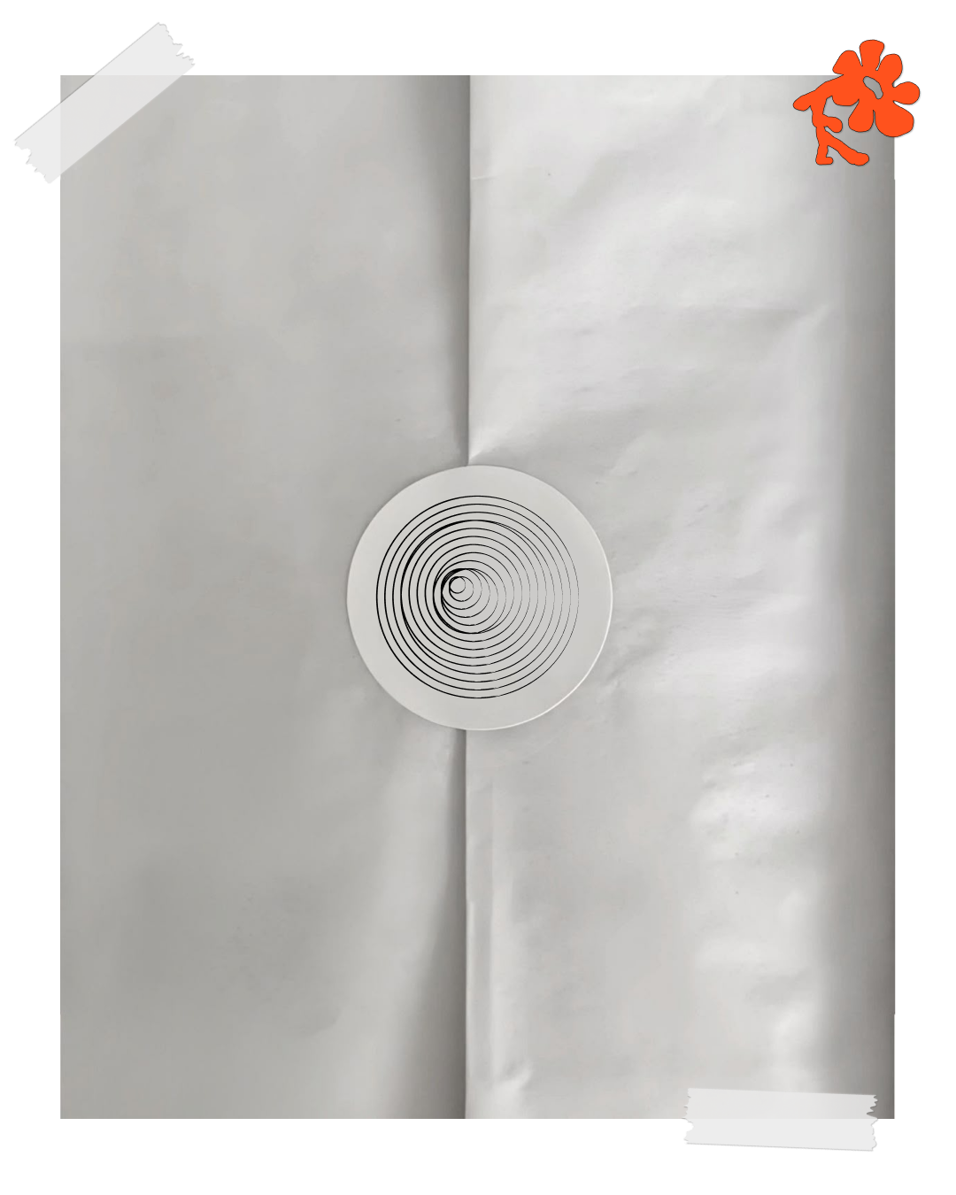 Une feuille blanche froissée avec un disque blanc à motifs de cercles noirs au centre.
