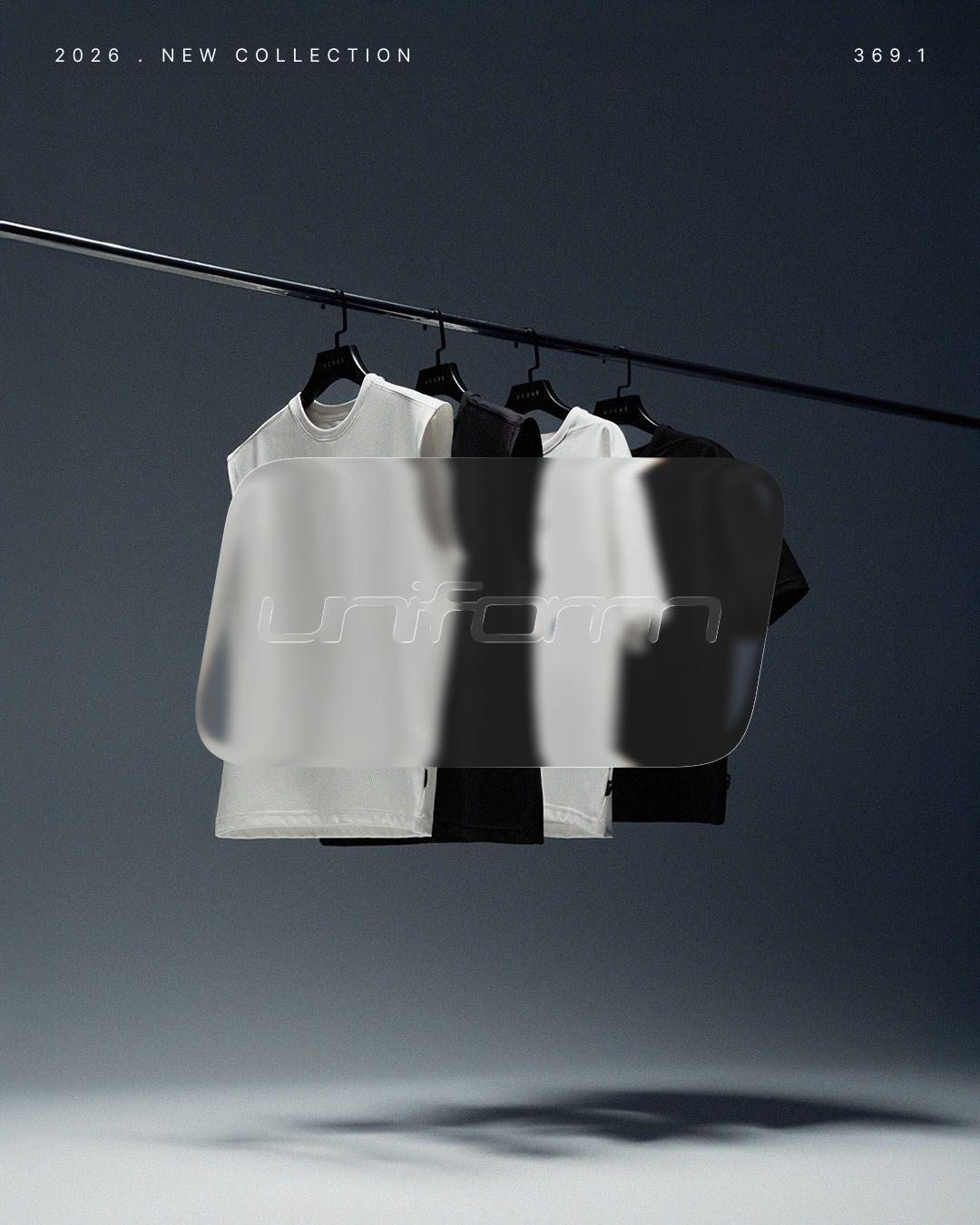 Vêtements en noir et blanc suspendus dans une boutique de mode, avec un logo réfléchissant Unifom en premier plan.