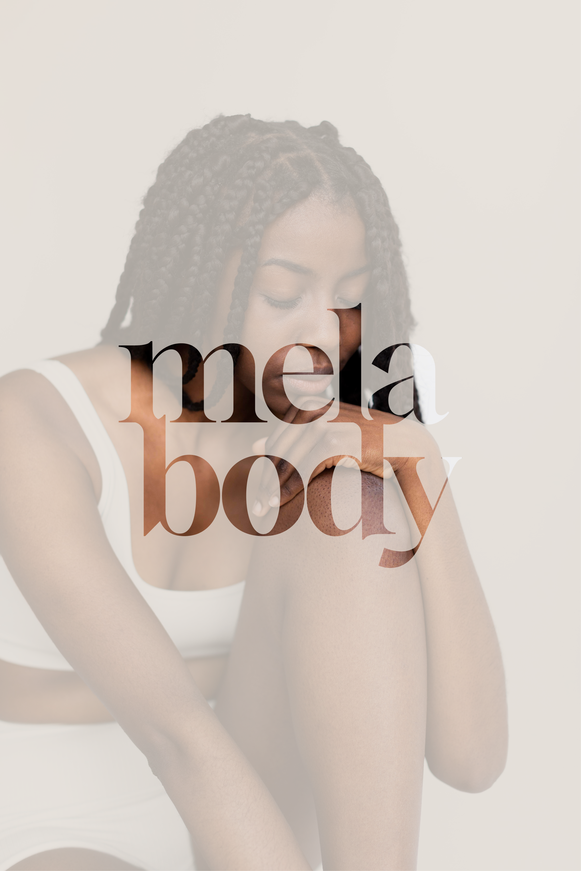 Une femme signe avec ses mains, portant une robe blanche, avec un fond blanc, texte superposé "mela boy".