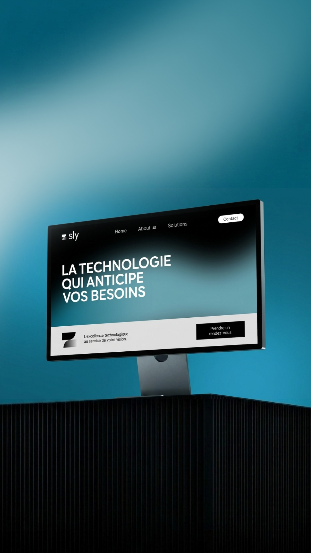 Écran d'ordinateur affichant une page web avec le texte "LA TECHNOLOGIE QUI ANTICIPE VOS BESOINS" sur fond bleu, avec un menu de navigation en haut et un bouton "Prendre un rendez-vous".