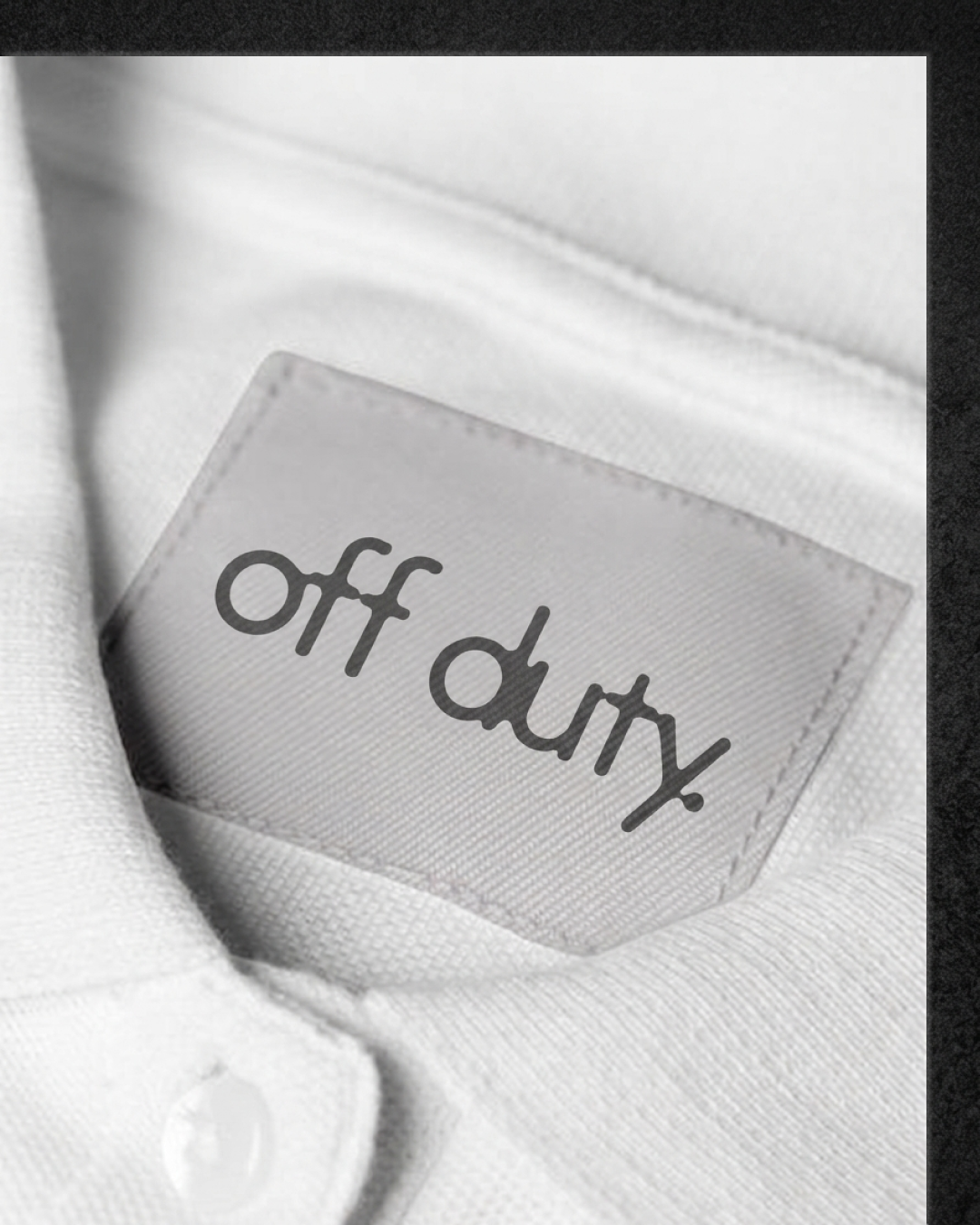 Une étiquette blanche sur une chemise blanche avec l'inscription 'off day!' en lettres noires.