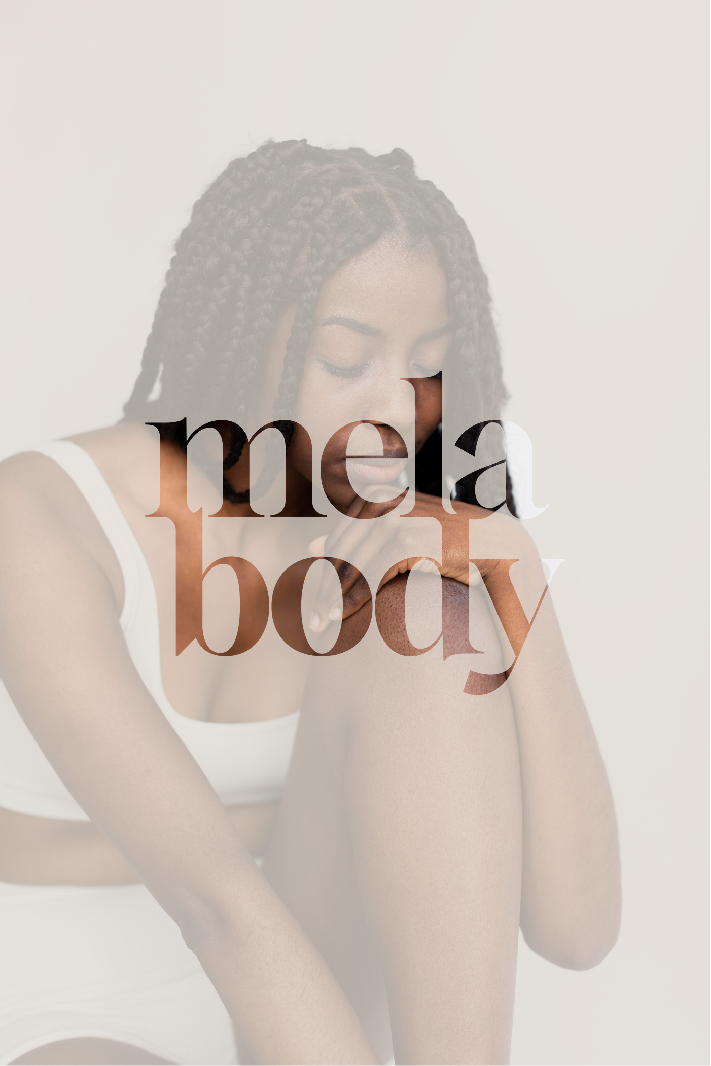 Une femme aux cheveux coiffés en tresses, portant un vêtement blanc, assise avec ses bras sur ses jambes, avec le texte 'men body' superposé.