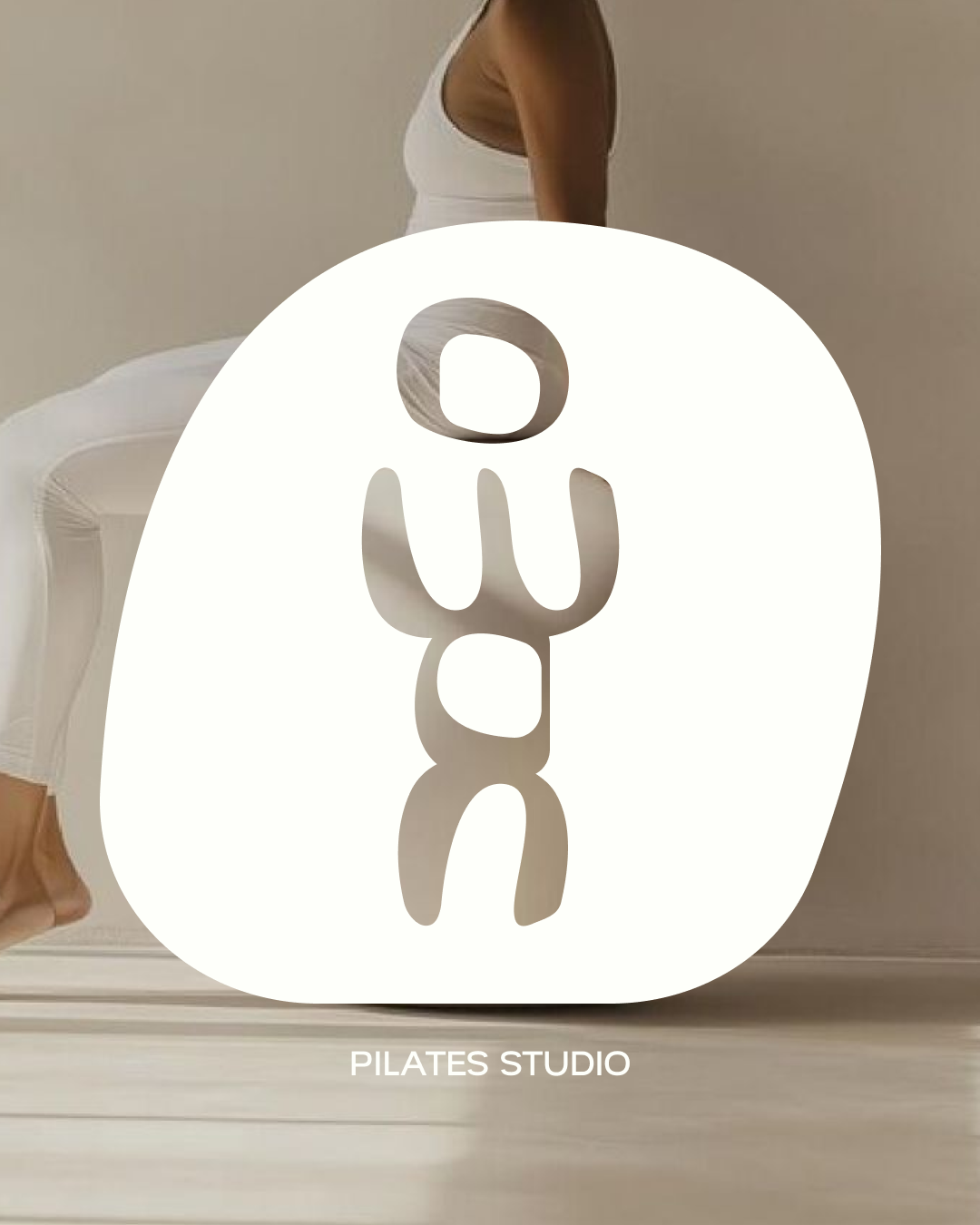 Close-up sur le symbole corporel vertical du branding NOMA Pilates. Une figure stylisée et organique représentant l'alignement et le mouvement est superposée à la silhouette d'une personne en pleine pratique, sur un fond crème.