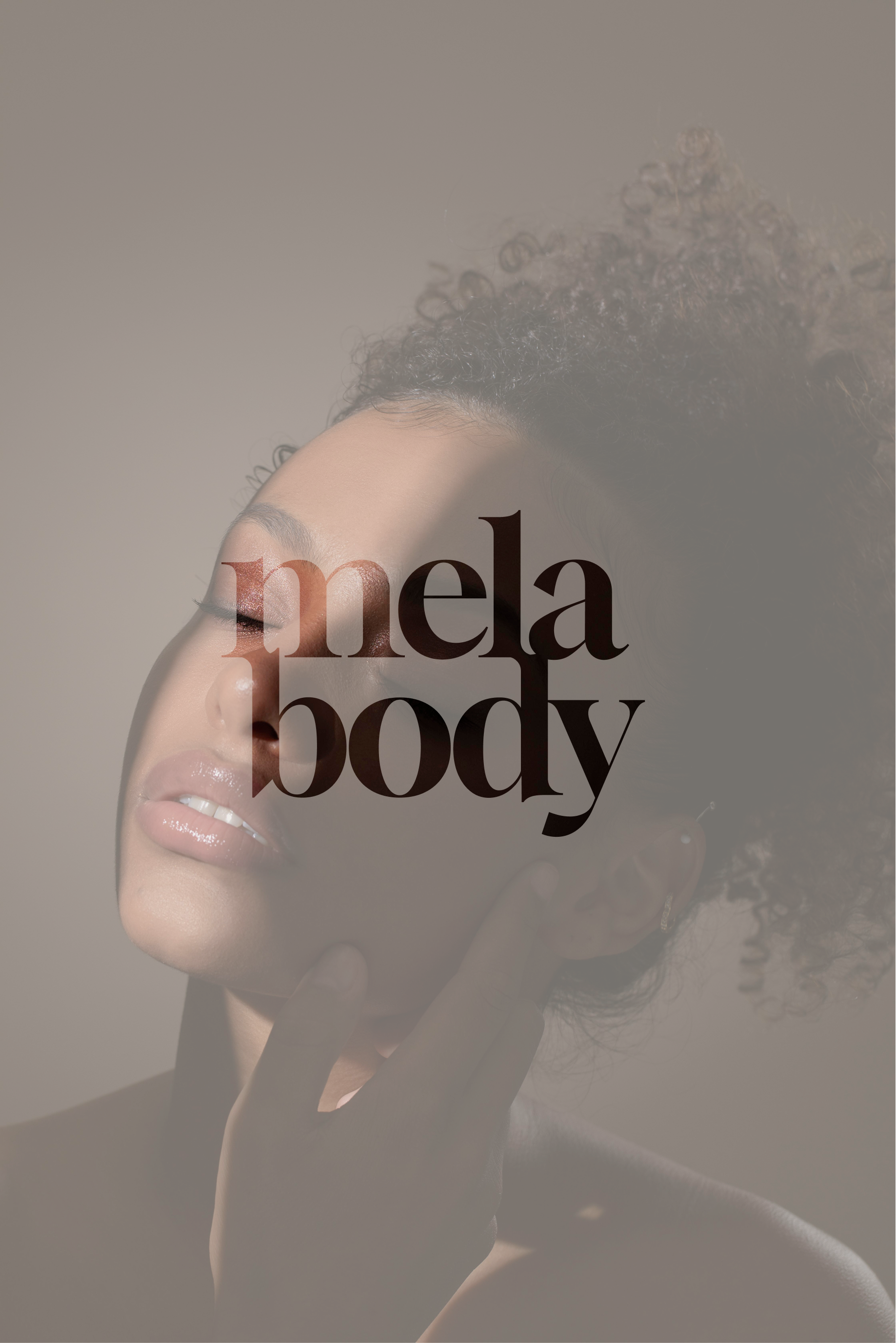 Une femme avec des cheveux bouclés et un maquillage naturel, tenant sa main devant son visage. Le texte superposé dit 'mela body'.
