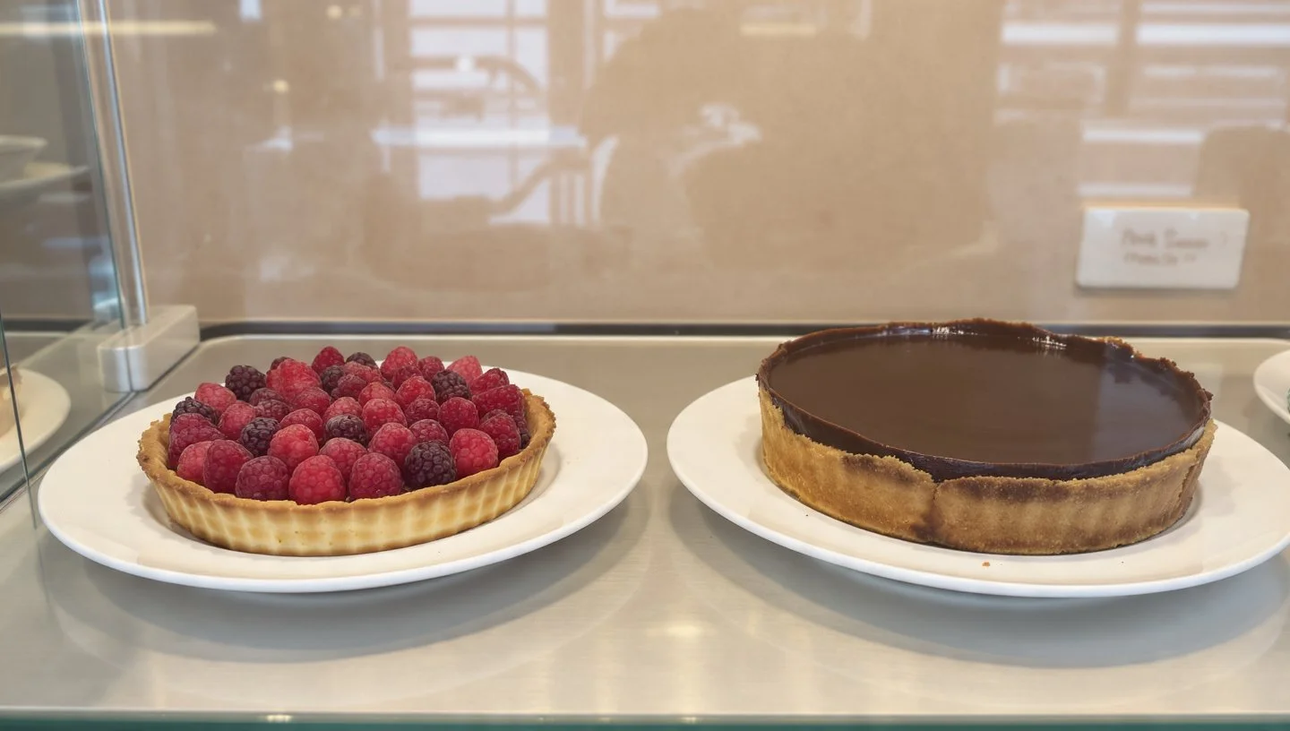 Tarta de frutos rojos vs tarta de chocolate: cuál conviene para tu vitrina