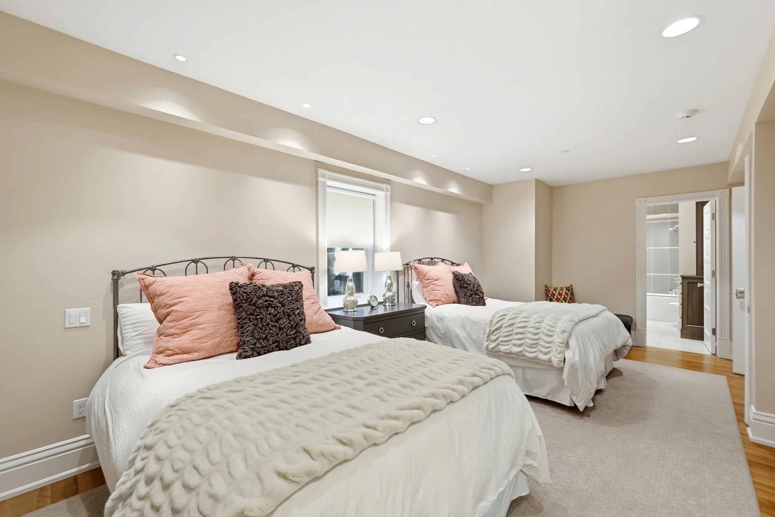 50 - 733 Woodside.jpg