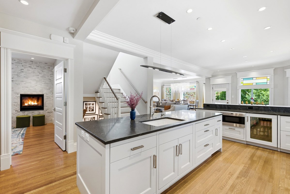 14 - 733 Woodside.jpg