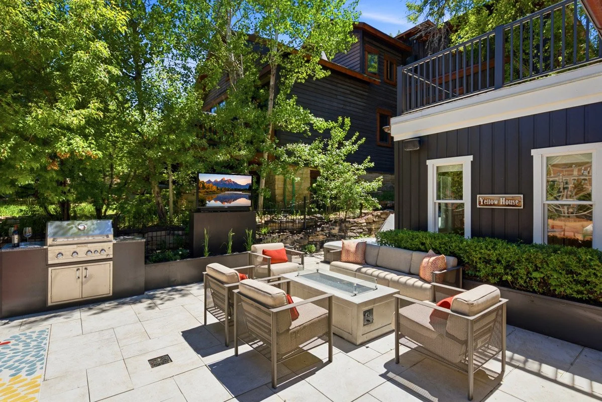 20 - 733 Woodside.jpg