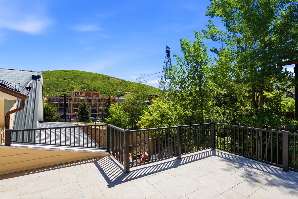 42 - 733 Woodside.jpg