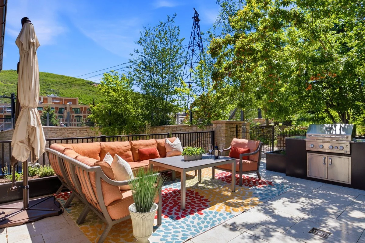 18 - 733 Woodside.jpg