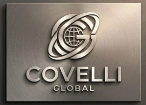 Logotipo metálico de Covelli Global en una pared de metal.