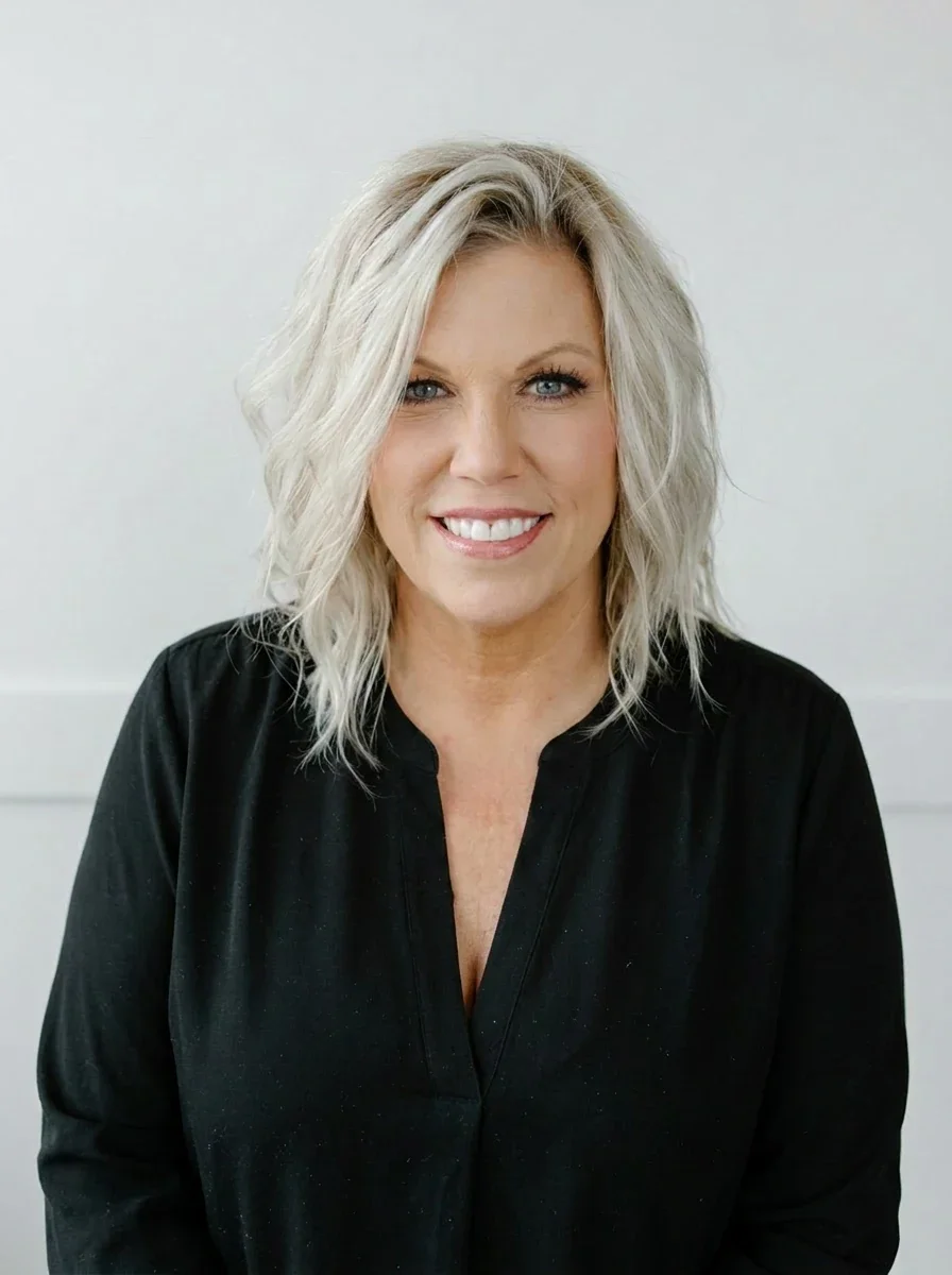 Traci, guest coordinator at Itsa Salon full-service hair salon in Puyallup WA