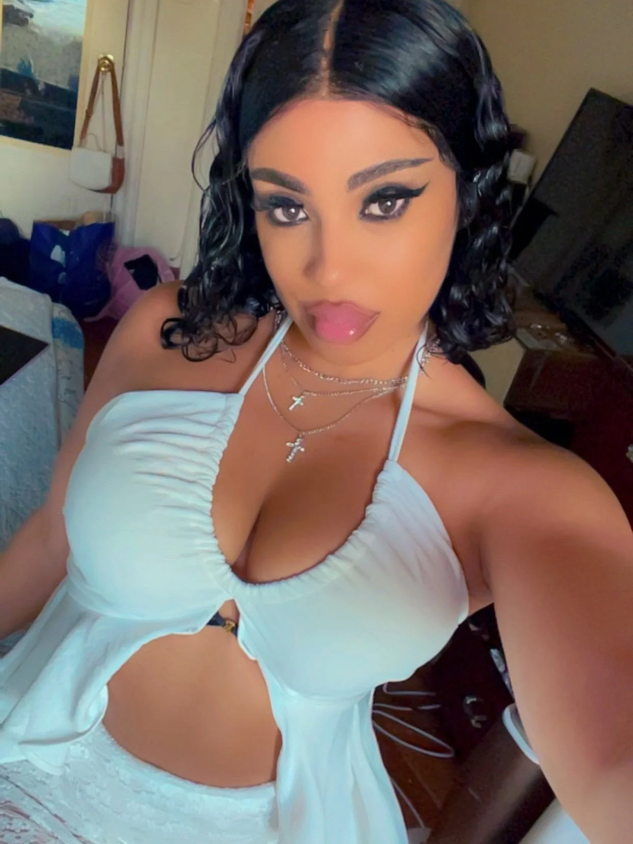 At my Grandma&rsquo;s House in her Room Playing one of her Fav Songs from Destiny&rsquo;s Child lol! No Greater Peace and Comfort! #missyou 

#serenity #nyc #shorthair