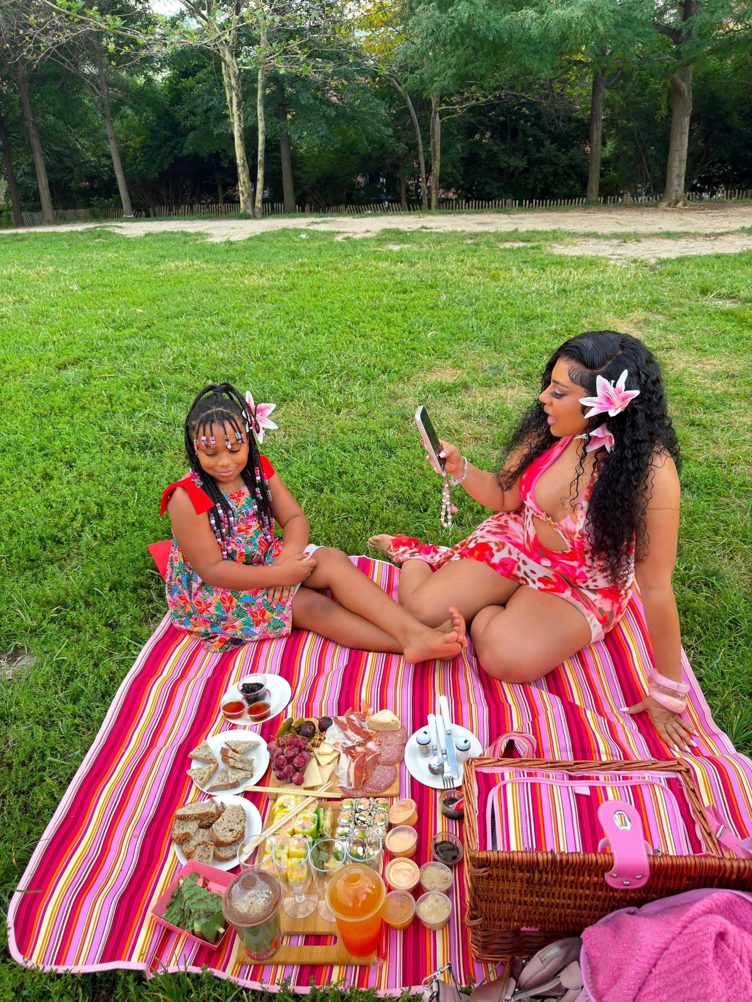 Picnic Vibes with my Baby in NYC under Brooklyn Bridge❤️💕🥰! Enjoying her Summer Vacation!

Hair by @dreadlocksspecialist2 
 

#jadel #picnic #pink #nyc