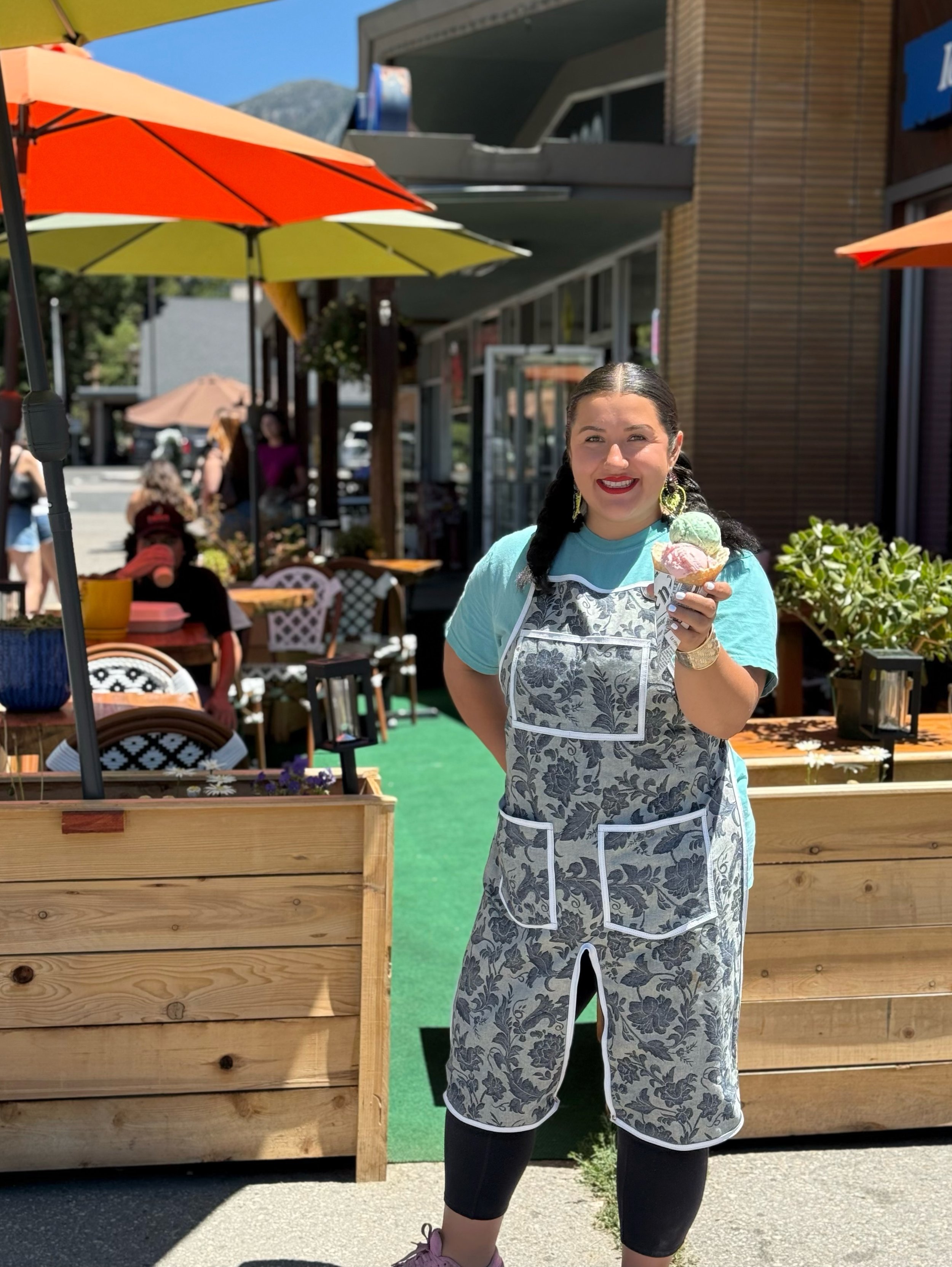 Temps are on the rise and there&rsquo;s no better time to indulge in a cone! 
Also&hellip; how about this divine apron @gabrielachavez1900 is sporting??!