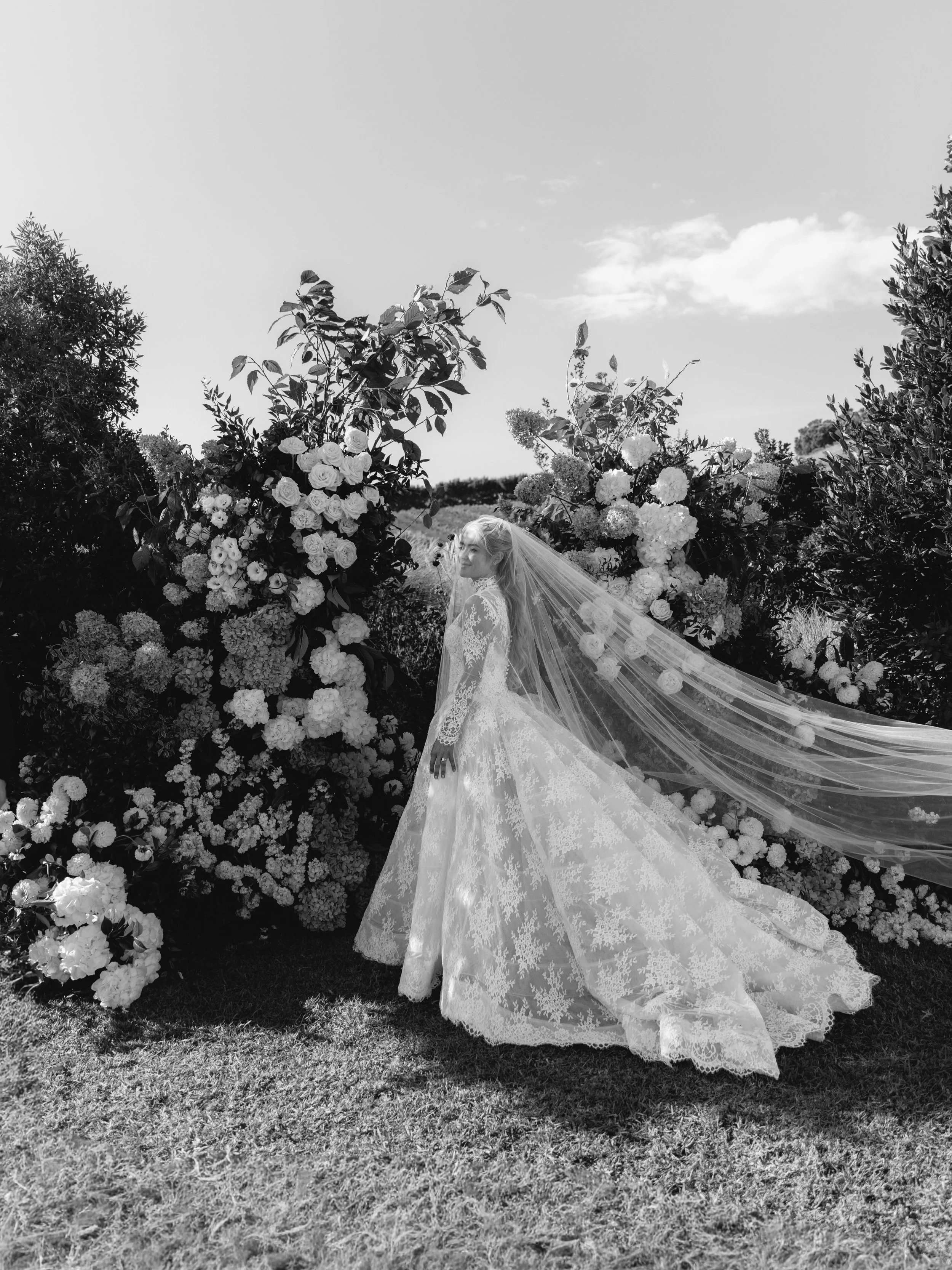 A moment for this gown&hellip;
@frankymarch 
@onelovelydaystyling 
@stephanandnakita 
@moniquelhuillierbride