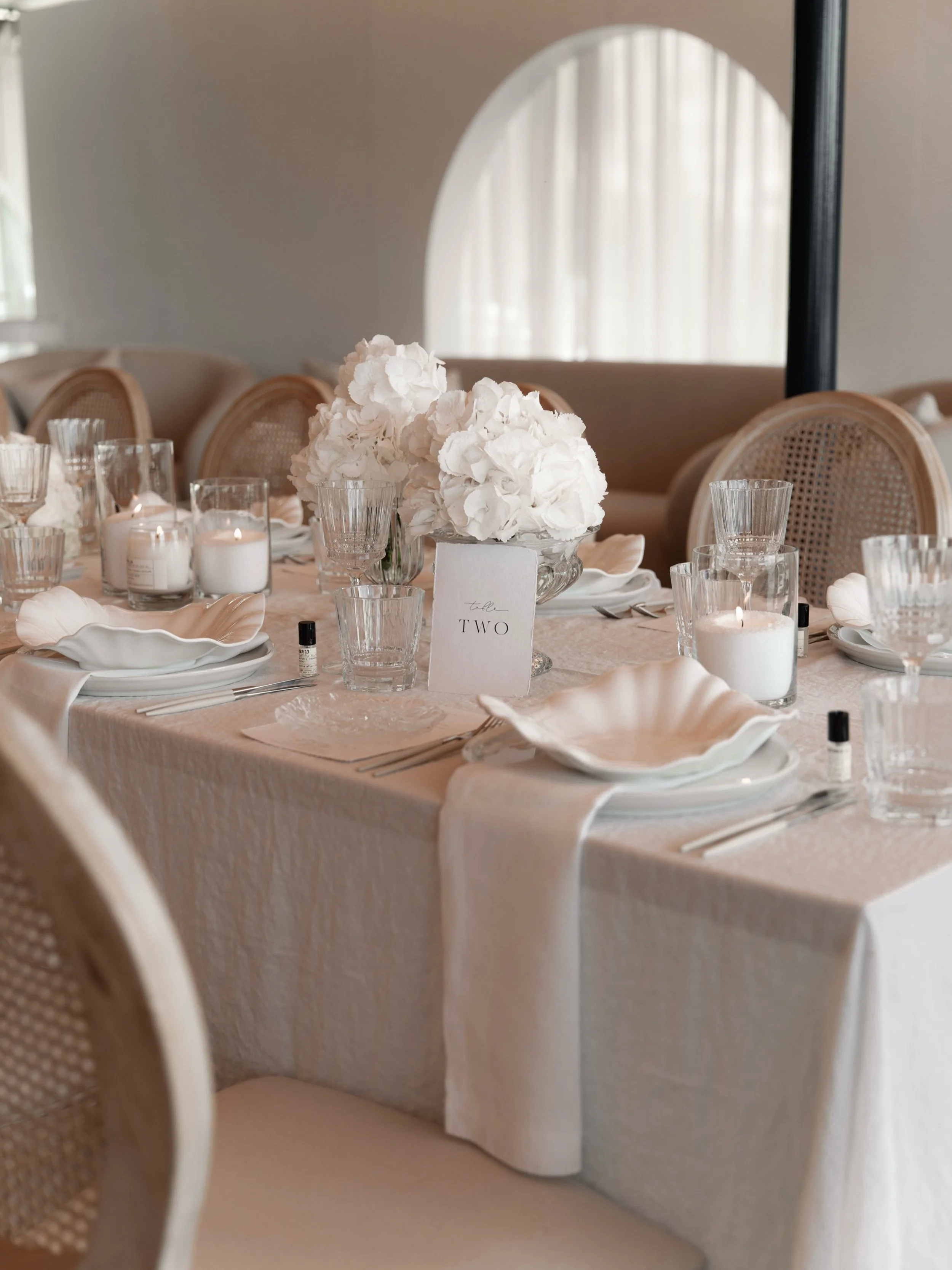 Quiet luxury for this summer destination wedding in Wanaka.
Pairing en masse bright white floral with natural toned styling elements for Danel and Chris.
@onefinedayweddings 
@stephanandnakita