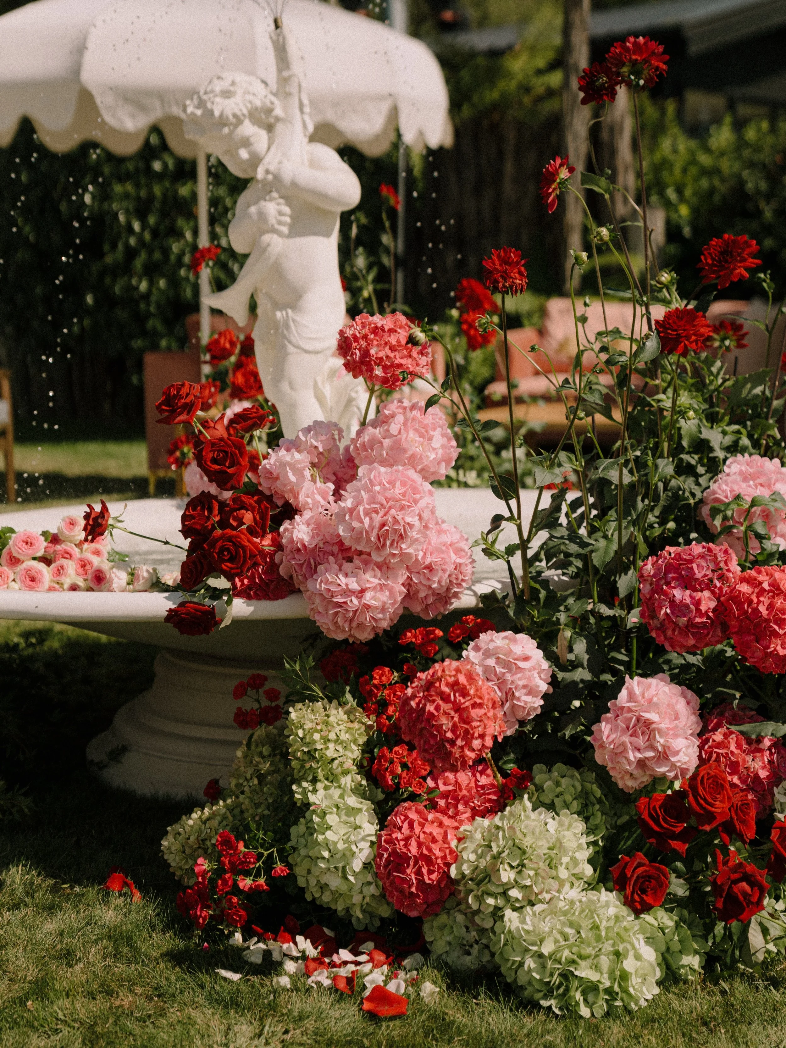 Some floral Moments captured by @danellebohane 
For Georgette and Raj - Lake Tarawera
@onelovelydaystyling 
@georgettepollock